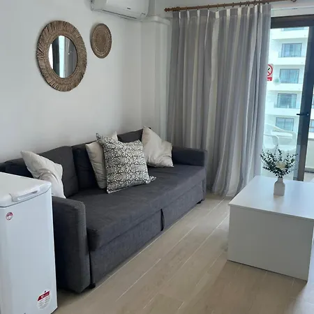 Wintowinrentals Newly Renovated Private Beachfront & Steps To The Marina Apartment Torremolinos